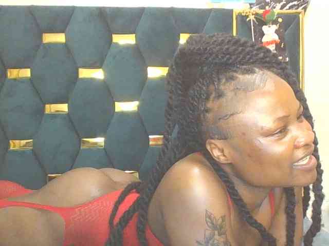 QueenIvy35 webcam