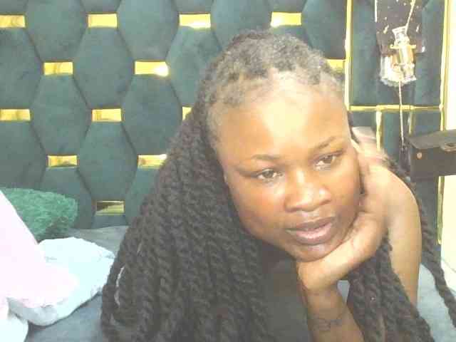 QueenIvy35 webcam