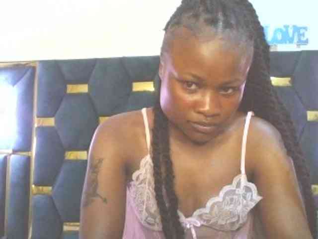 QueenIvy35 webcam
