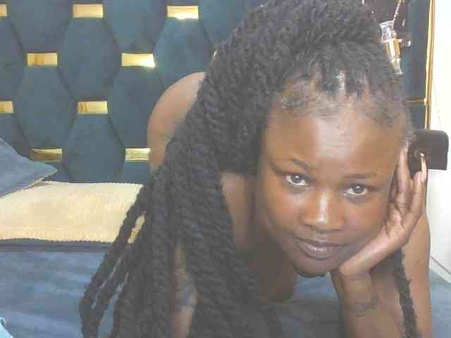 QueenIvy35 webcam