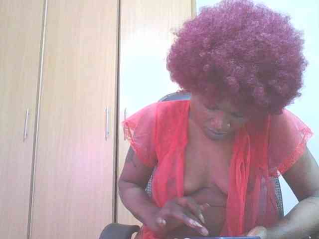 QueenIvy35 webcam