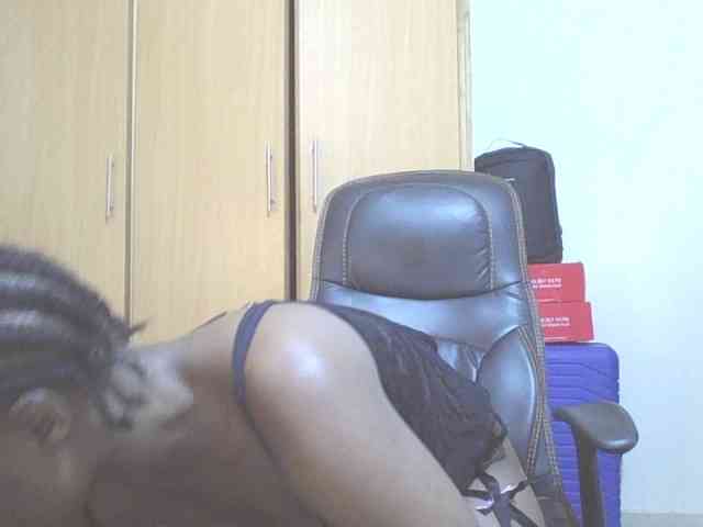 QueenIvy35 webcam