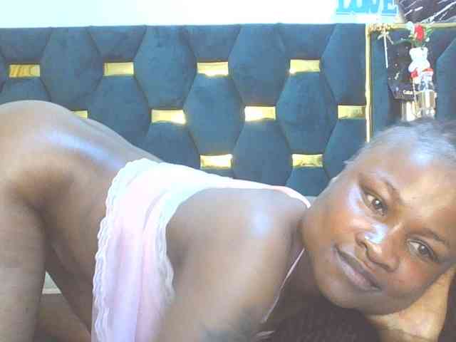 QueenIvy35 webcam