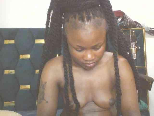 QueenIvy35 webcam