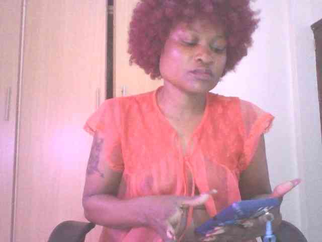 QueenIvy35 webcam