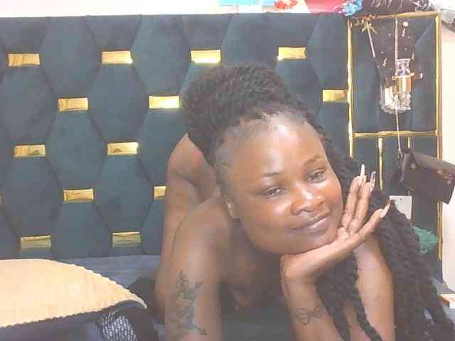 QueenIvy35 webcam