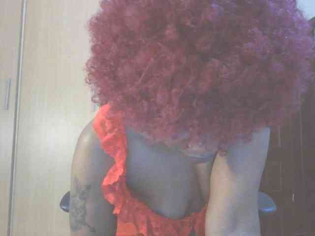 QueenIvy35 webcam