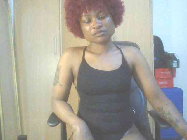 QueenIvy35 webcam