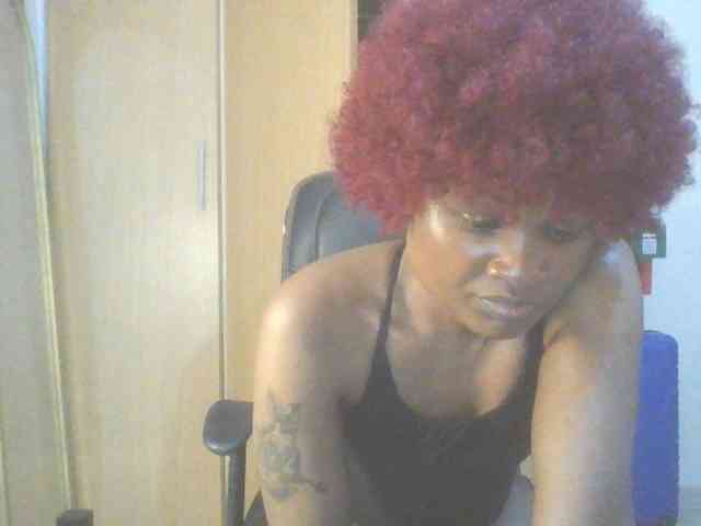 QueenIvy35 webcam