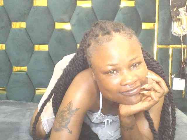 QueenIvy35 webcam