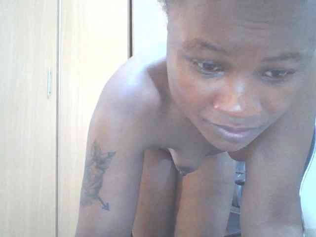 QueenIvy35 webcam