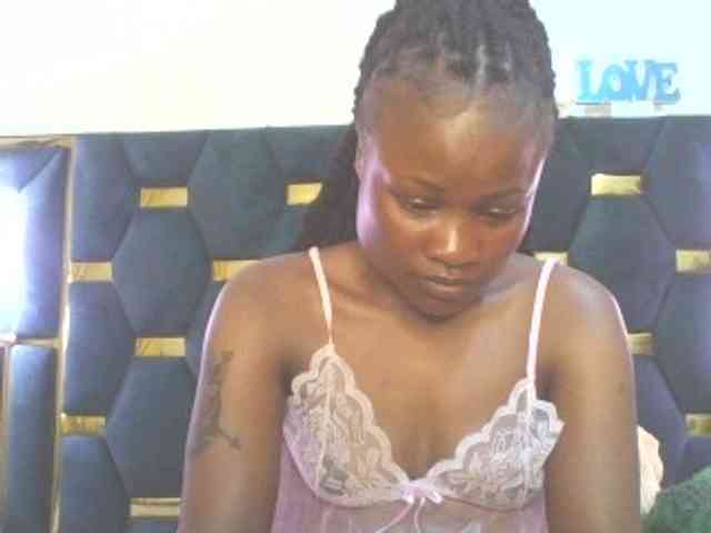 QueenIvy35 webcam
