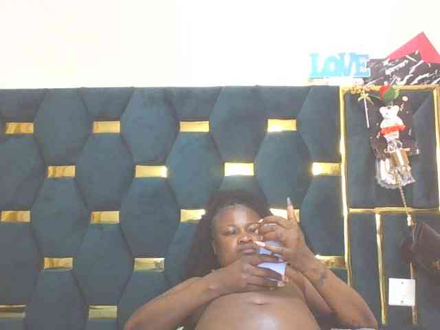 QueenIvy35 webcam