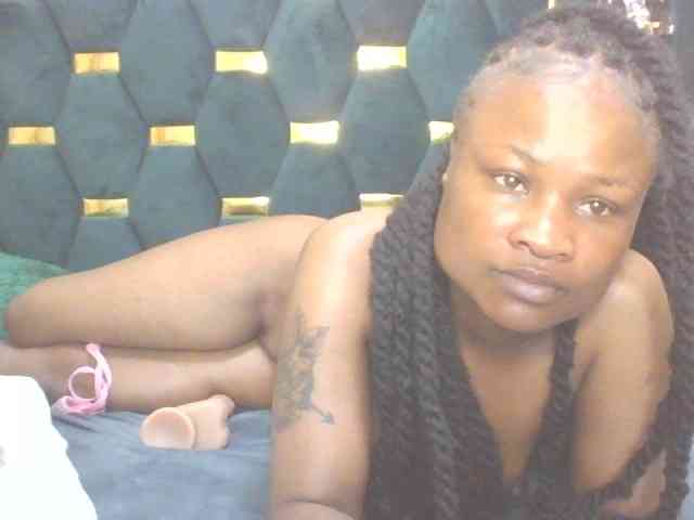 QueenIvy35 webcam