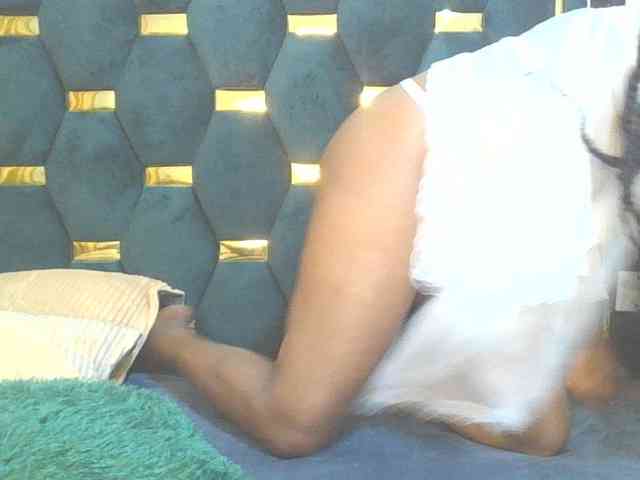 QueenIvy35 webcam