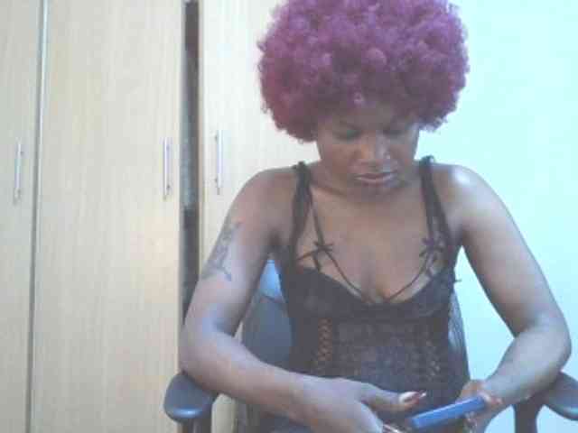 QueenIvy35 webcam