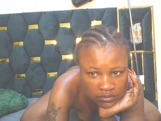 QueenIvy35 webcam