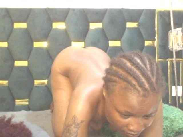QueenIvy35 webcam