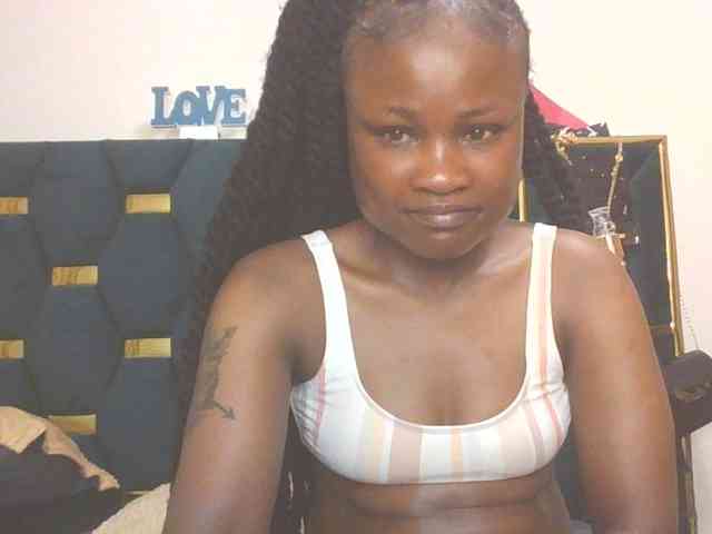 QueenIvy35 webcam