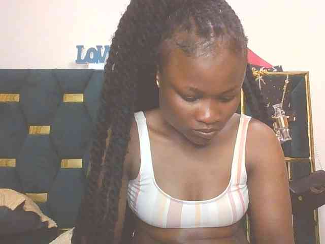 QueenIvy35 webcam