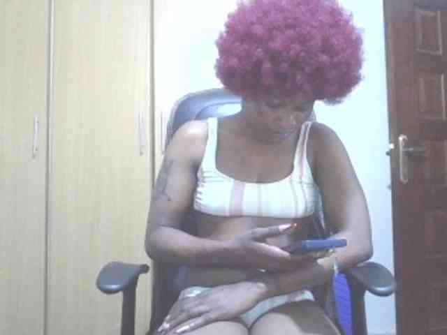 QueenIvy35 webcam