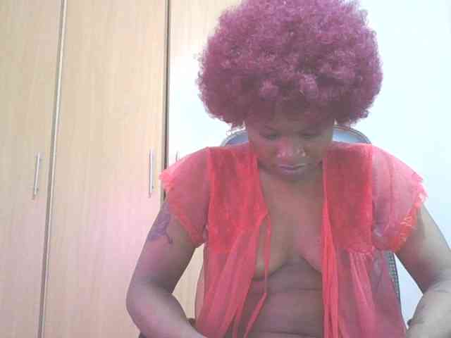 QueenIvy35 webcam