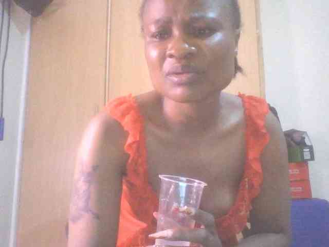 QueenIvy35 webcam
