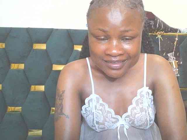 QueenIvy35 webcam