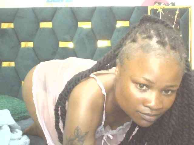 QueenIvy35 webcam