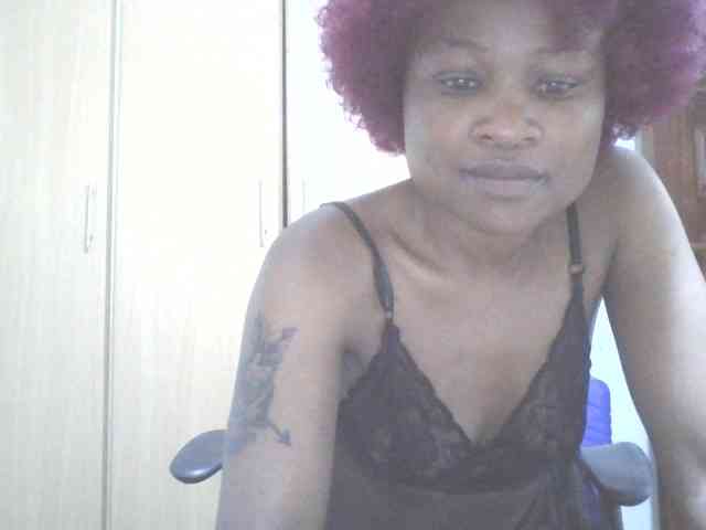 QueenIvy35 webcam