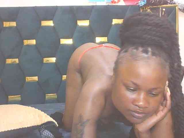 QueenIvy35 webcam