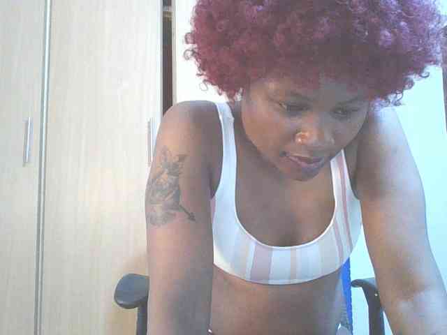 QueenIvy35 webcam