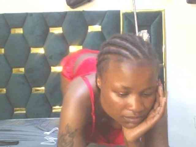 QueenIvy35 webcam