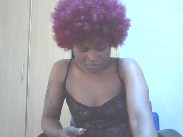 QueenIvy35 webcam