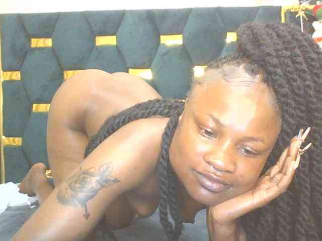 QueenIvy35 webcam