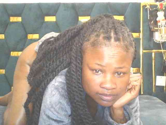 QueenIvy35 webcam