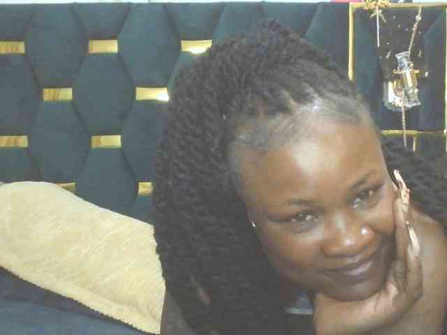 QueenIvy35 webcam