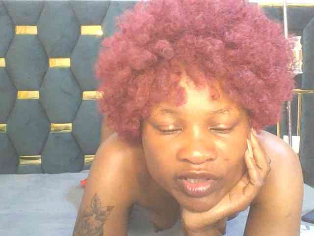 QueenIvy35 webcam