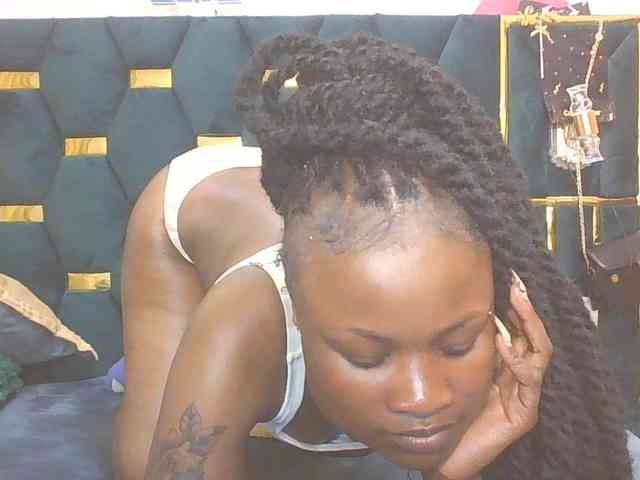 QueenIvy35 webcam
