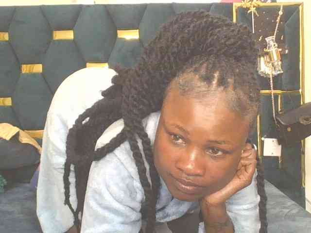 QueenIvy35 webcam