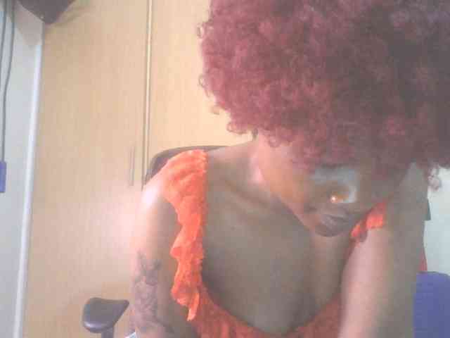 QueenIvy35 webcam