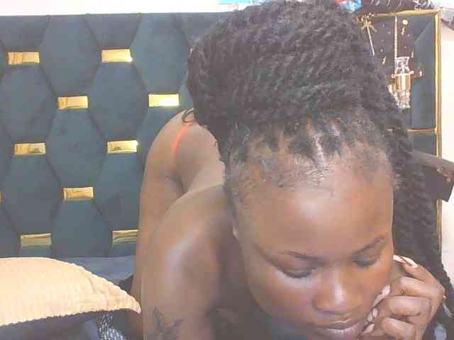 QueenIvy35 webcam