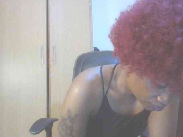 QueenIvy35 webcam