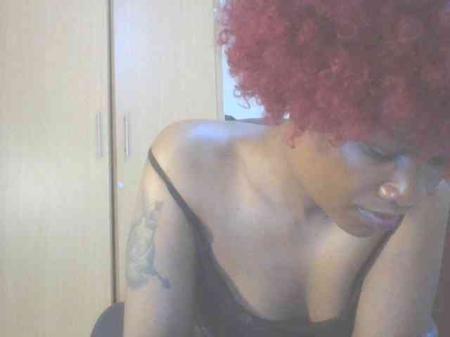 QueenIvy35 webcam