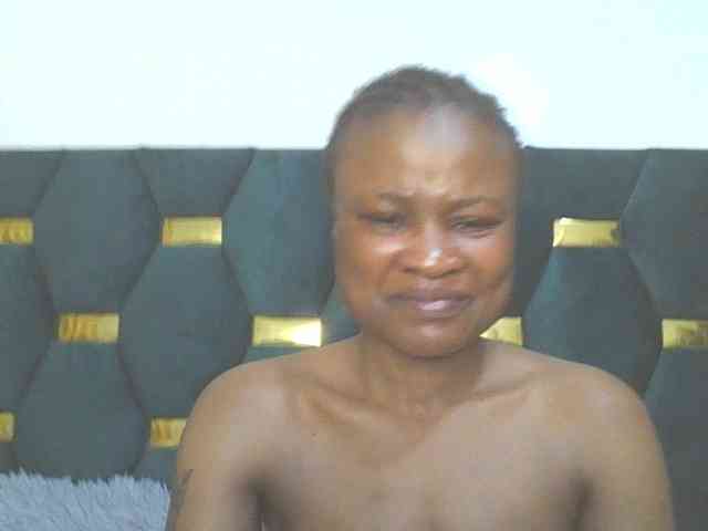QueenIvy35 webcam