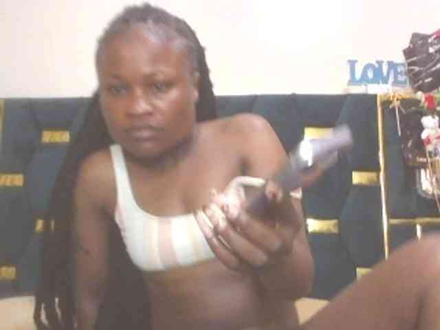 QueenIvy35 webcam