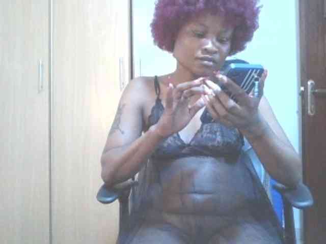 QueenIvy35 webcam