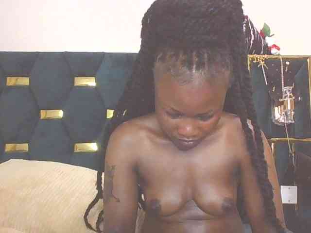 QueenIvy35 webcam