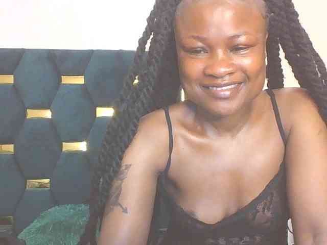 QueenIvy35 webcam