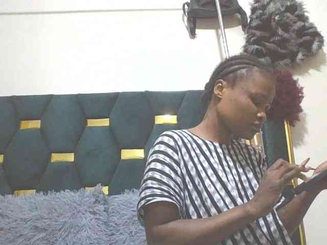 QueenIvy35 webcam